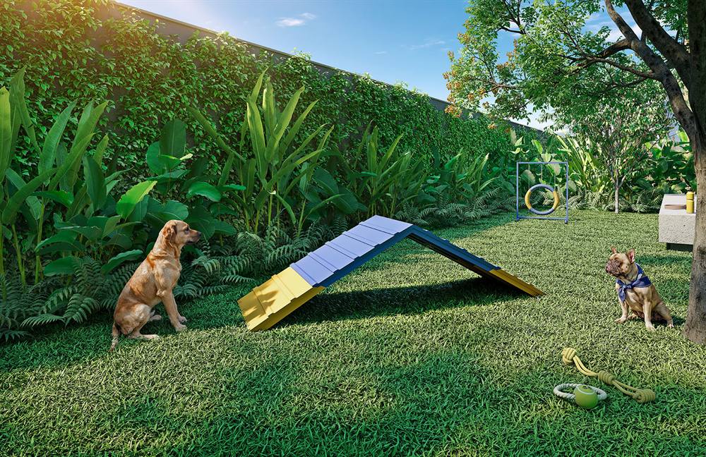 Pet place do Residencial Erê com gramado, obstáculos e cães brincando