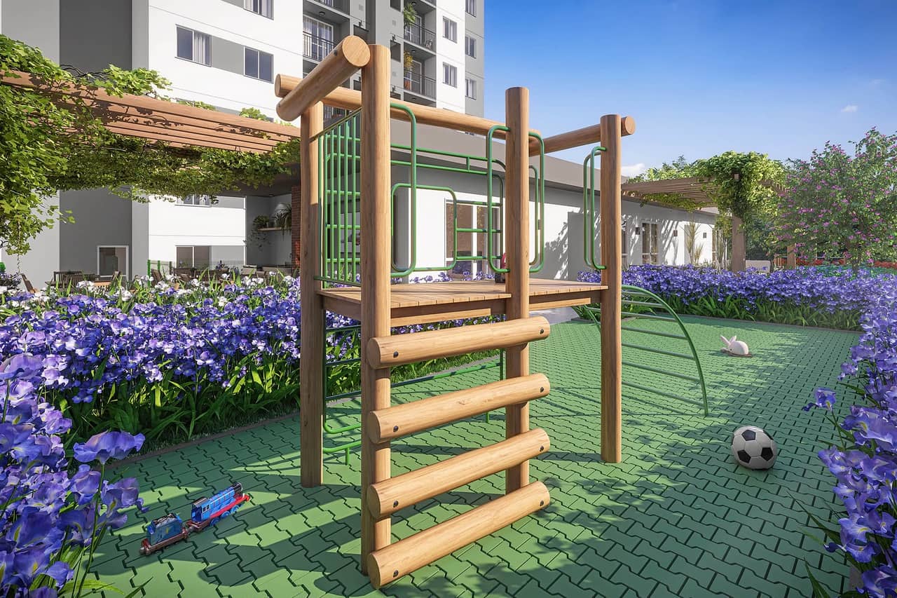 Playground do Nova Irajá com trepa-trepa de madeira sobre grama e canteiro de agapantos